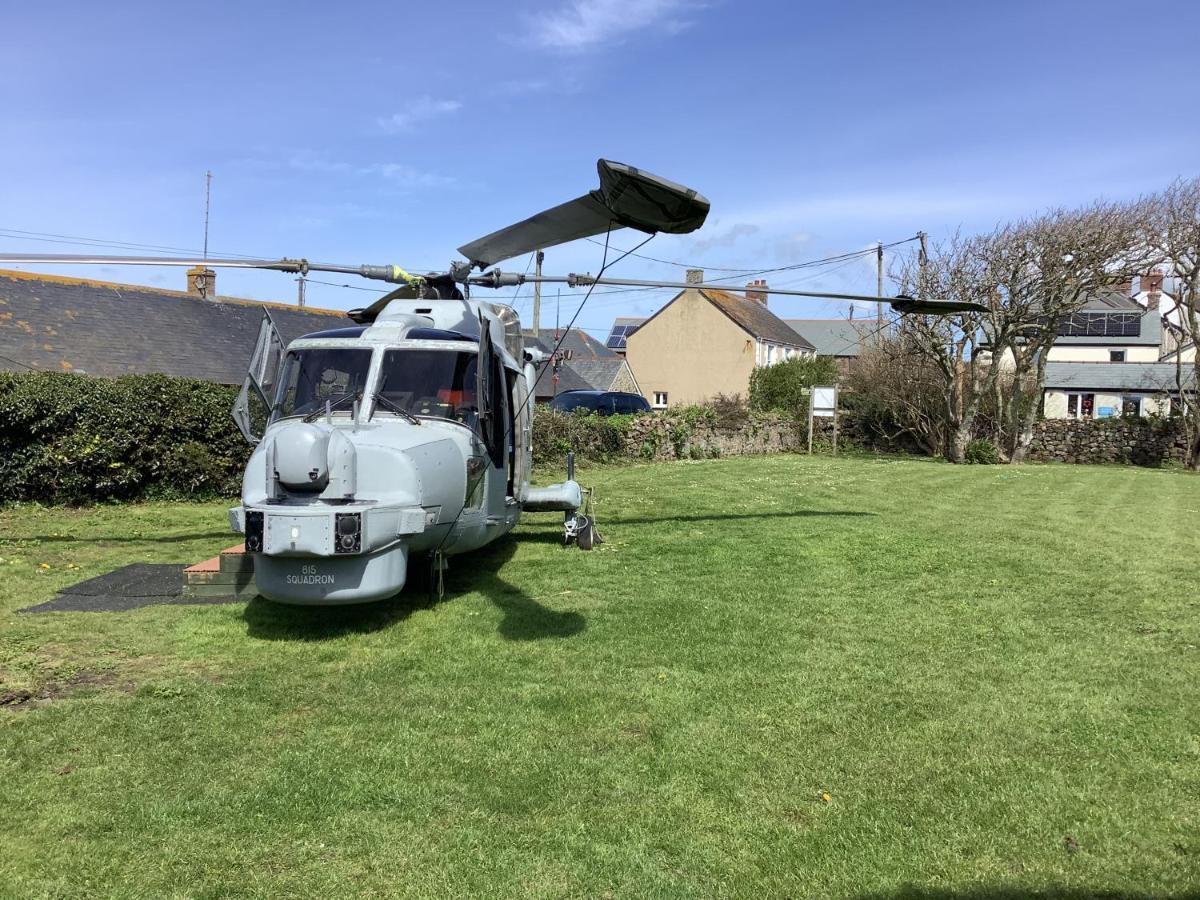 Haelarcher Farmhouse And Helicopter B&B リザード エクステリア 写真